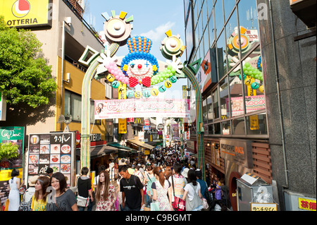 Takeshita Dori ist eine belebte Einkaufsstraße vor allem für junge Menschen in Harajuku, Tokyo - Japan. Stockfoto