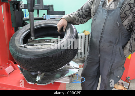 Das Auto 737NG ändert eine Reifen Abdeckung eines Rades. Stockfoto