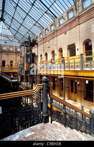 Das 1893 Bradbury Building Innere zeigt ab dem Jahrgang Baustil dieses historischen Innenstadt Bürogebäude in Los Angeles, Kalifornien, USA. Stockfoto