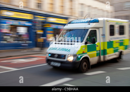 Krankenwagen Beschleunigung entlang Stadt Straße Scotland UK Stockfoto