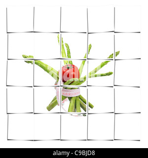 Spargel und Tomaten mit einem Meter herum, isoliert auf weißem Hintergrund Stockfoto