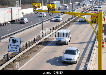 Durchschnittliche Geschwindigkeit Kameras &-Zeichen auf der Autobahn M25 bei contra Flow Betrieb & wegen der Straßenarbeiten Erweiterung Baustelle in Arbeit UK Stockfoto