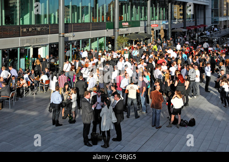 Luftaufnahme der Menge von Büroangestellten nach der Arbeit Lebensstil Drinks Gruppe von Menschen gesellig außerhalb der geschäftigen Bar Business St Katharines Dock London, Großbritannien Stockfoto