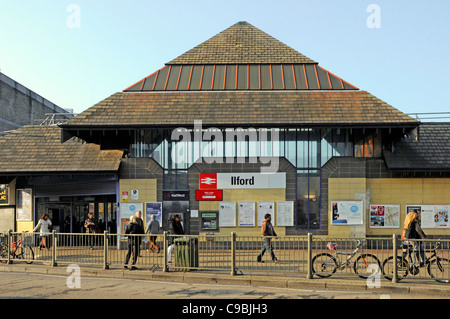 Ilford Bahnhof Fassade öffentliche Verkehrsmittel & Straßenszene Menschen vor dem Eingang Redbridge East London England Großbritannien (Ilford war in Essex) Stockfoto