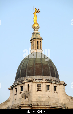 Bronze Statue Skulptur Lady Gerechtigkeit oder Waage der Gerechtigkeit über neue Kupfer Dachkuppel Old Bailey Gerichtsgebäude zentralen Strafgerichtshof Stadt London, Großbritannien Stockfoto