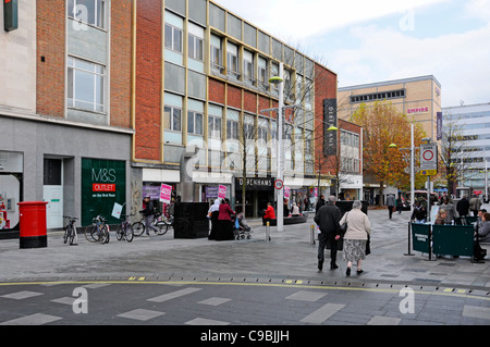 Autumn Street Scene Shopper & Menschen in der Fußgängerzone Slough Stadt Centre High Street Berkshire England Großbritannien Stockfoto