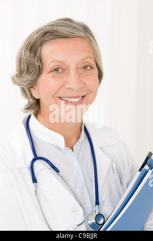 Lächelnde Ärztin mit Stethoskop halten Ordner professionelle Porträt Stockfoto