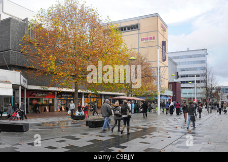 Herbstszene Menschen, die durch die Einkaufsstraße der Innenstadt spazieren gehen, mit dem Einkaufszentrum Queensmere Shoppers Centre in Slough Berkshire, Großbritannien Stockfoto