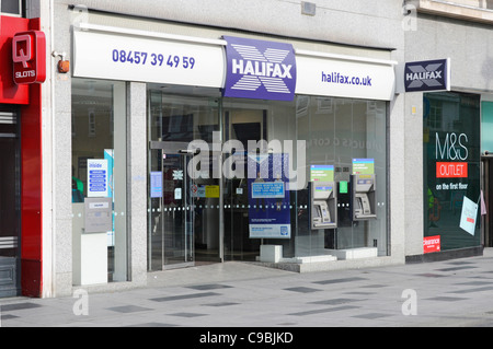 Slough High Street Filiale Geschäft vor der Halifax Bank mit Telefonnummer und Internet-Kontaktdaten zwei Geldautomaten Berkshire England Großbritannien Stockfoto