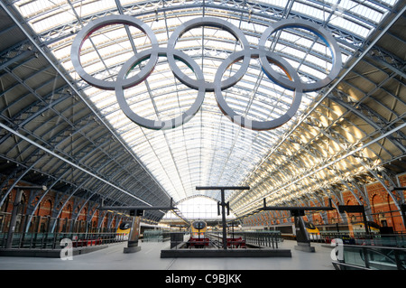 Olympische Ringe über das Dach Platz der Barlow Halle am St. Pancras International Eurostar Bahnhof Camden London England Großbritannien ausgesetzt Stockfoto