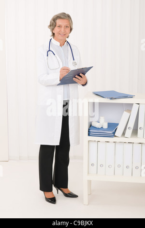Leitender Arzt weiblich lächelnd stehen im Büro professionelle portrait Stockfoto