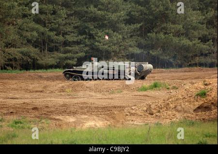 alten Tank "Nationale Volksarmee" in Deutschland, jetzt benutzt für einen privaten Panzer Fahrschule, während der Fahrt auf erdigen Boden Stockfoto