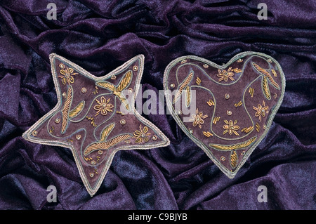 Herz und Stern Form mit Stickerei auf samt Stockfoto