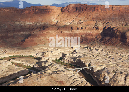 LUFTAUFNAHME. Dirty Devil River Bridge im Glen Canyon National Recreation Area, Garfield County, Utah, USA. Stockfoto