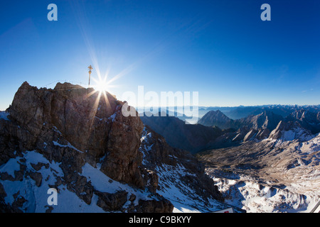 Österreich, Deutschland, Bayern, Wettersteingebirge, Blick von der Zugspitze-Plattform über Alpen bei Sonnenaufgang Stockfoto