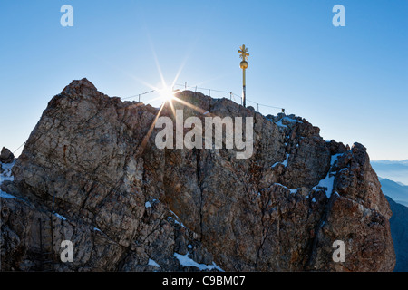 Österreich, Deutschland, Bayern, Bayerische Alpen, Blick auf Kreuz auf dem Gipfel der Zugspitze und Wetterstein Gebirge Stockfoto