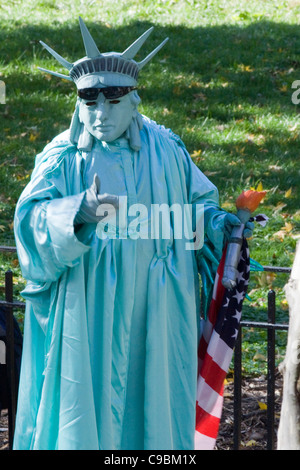 Person gekleidet wie die Statue of Liberty für die Touristen in New York City im Battery Park USA Stockfoto