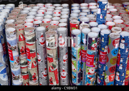 Rollen Weihnachten Geschenkpapier zu verkaufen, Muster/Hintergrundbild Stockfoto