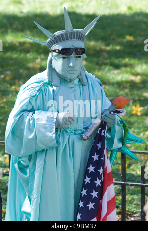Person gekleidet wie die Statue of Liberty für die Touristen in New York City im Battery Park USA Stockfoto