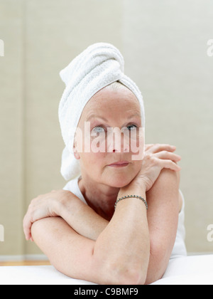 Ältere Frau mit verschränkten Armen, portrait Stockfoto