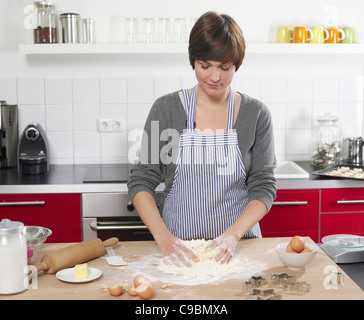 Frau macht Teig für Kekse in Küche Stockfoto