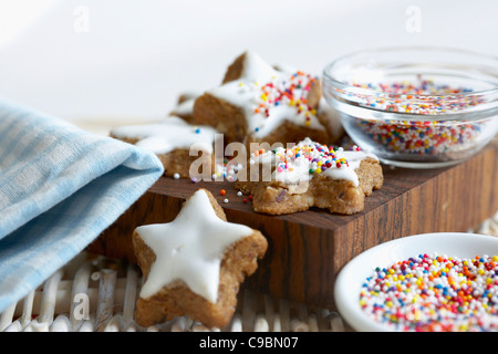 Zimt Sterne Cookies auf Schneidebrett, Nahaufnahme Stockfoto
