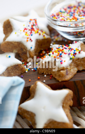 Zimt Sterne Cookies auf Schneidebrett, Nahaufnahme Stockfoto