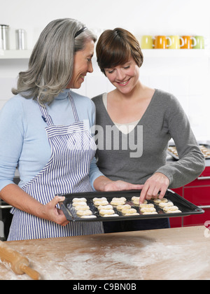 Mutter und Tochter vorbereiten Cookies in Küche Stockfoto