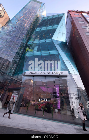 Japan, Honshu, Tokio, Harajuku, Audi Forum Gebäude an der Meiji Dori Avenue, außergewöhnliche Glas-fronted Architektur. Stockfoto