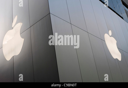 Japan, Honshu, Tokio, Ginza, Chuo Dori Ave, Teil der Fassade des neuen Apple-Computer mit dem Apple-Logo. Stockfoto