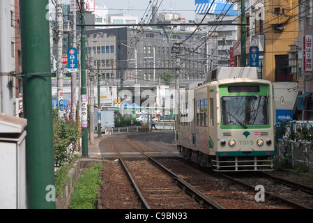 Honshu, Japan, Tokyo, Otsuka, in der Nähe von Otsuka JR Bahnhof, Tokios letzten verbleibenden Elektrotrolley-Linie, die Toden Arakawa-Linie. Stockfoto