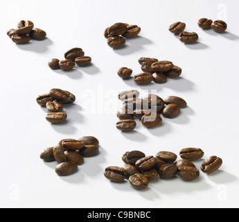 Rösten von Kaffeebohnen auf weißem Hintergrund Stockfoto