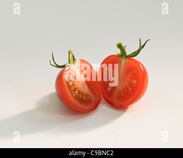 Geschnittene Tomaten auf weißem Hintergrund Stockfoto