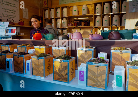 Paris, Frankreich, weibliche Verkäuferin, die im Teehandel arbeitet, auf dem Weihnachtsmarkt der Champs Elysees, Straßenverkäufer der Teehandel Stockfoto