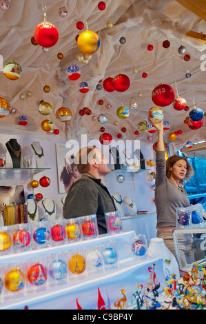 Paris, Frankreich, Clerk, der im Souvenirladen arbeitet, auf der Champs Elysees, Weihnachtsmarkt, Weihnachtsdekoration, Souvenirs paris Stockfoto