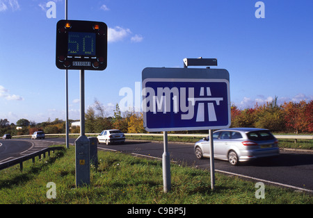 blinkende Warnsignal für reduzierte Höchstgeschwindigkeit auf Autobahn M1 wegen Überlastung in der Nähe von Leeds Yorkshire UK Stockfoto