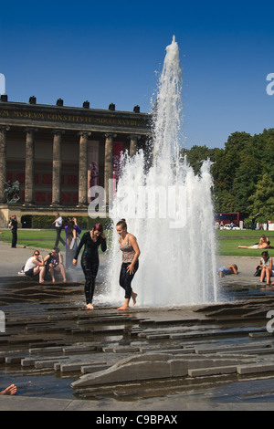 Menschen, die Abkühlung im Brunnen vor dem alten Museum. Berlin, Deutschland. Stockfoto