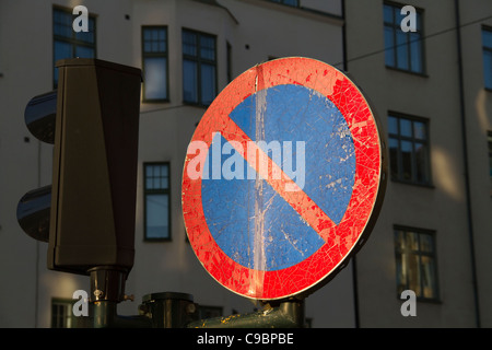 Alten verwitterten Runde Straßenschild in Stockholm Schweden Stockfoto