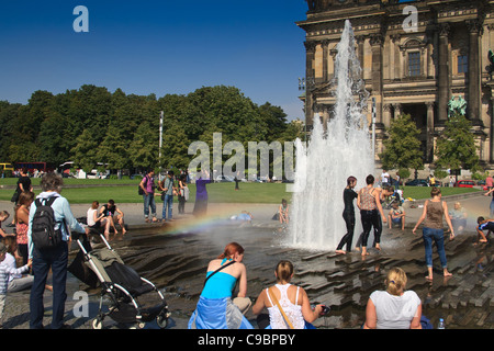 Menschen, die Abkühlung im Brunnen vor dem alten Museum. Berlin, Deutschland. Stockfoto