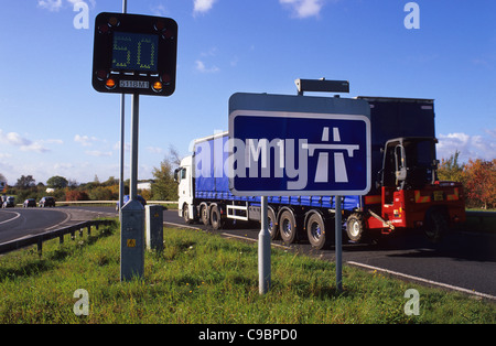 blinkende Warnsignal für reduzierte Höchstgeschwindigkeit auf Autobahn M1 wegen Überlastung in der Nähe von Leeds Yorkshire UK Stockfoto