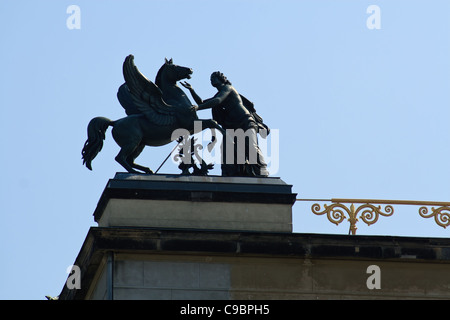Skulptur auf dem Dach des neuen Museums. Berlin, Deutschland Stockfoto