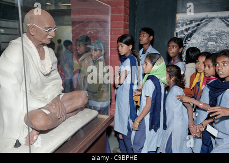 Statue von Mohandas (Mahatma) Gandhi am Sabarmati Ashram in Ahmedabad, Bundesstaat Gujarat, Indien. Stockfoto