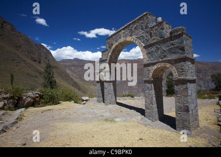 Eingangstor zum Dorf, Tapay, Colca Canyon, Caylloma Provinz, Peru, Südamerika Stockfoto