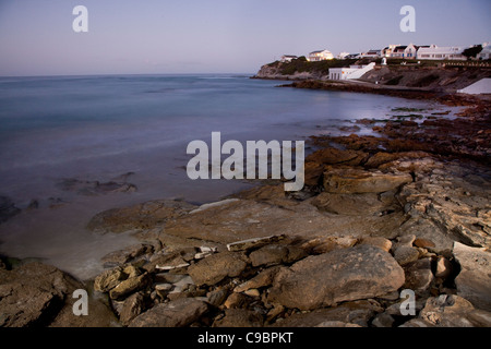 Blick vom Strand nach Westen, in Arniston, Western Cape, Südafrika. Stockfoto