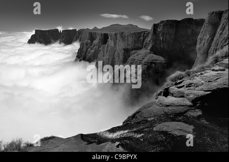 Hohen Winkel schwarz weiß Ansicht Amphitheater Sichtweite Tugela Falls im Vordergrund Drakensberg uKhahlamba Nationalpark Stockfoto