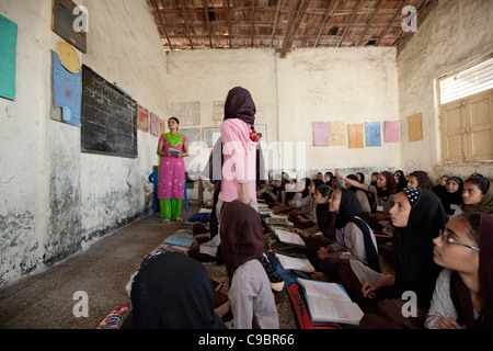 Schule für muslimische Mädchen im Dorf Sarod, Bundesstaat Gujarat, Indien. Stockfoto