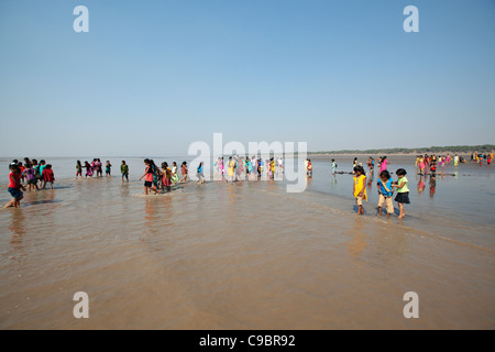 Schulausflug nach Strand von Dandi, Mohandas Gandhi seine Salz März 1930 belegte. Bundesstaat Gujarat, Indien. Stockfoto