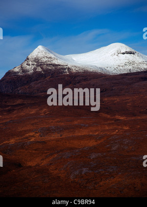 Schottland, Highlands, Coigach, Drumrunie Wald. Twin Peaks von Culmor mit 849 Metern mit den Oberlauf mit Schnee bedeckt. Stockfoto