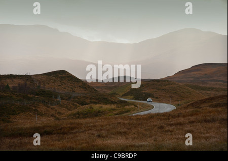 Rannoch Moor in Perth und Kinross, Schottland. PKW und LKW Reisen an der A82 Straße über Rannoch Moor aussehende Süden. Stockfoto