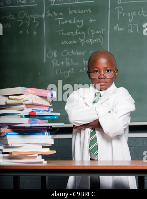 Porträt eines jungen tragen Laborkittel im Klassenzimmer, Johannesburg, Provinz Gauteng, Südafrika Stockfoto